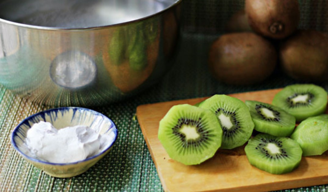 Bước 1 Sơ chế kiwi Mứt kiwi dẻo Bước 1 Sơ chế kiwi Mứt kiwi dẻo