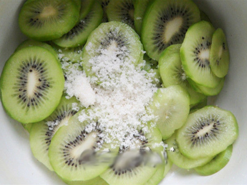 Bước 1 Sơ chế kiwi Mứt kiwi dẻo Bước 1 Sơ chế kiwi Mứt kiwi dẻo