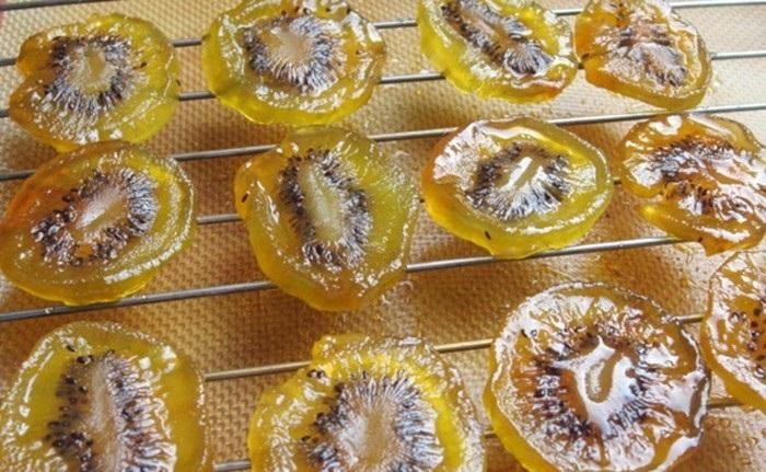 Bước 3 Phơi nắng Mứt kiwi dẻo Bước 3 Phơi nắng Mứt kiwi dẻo