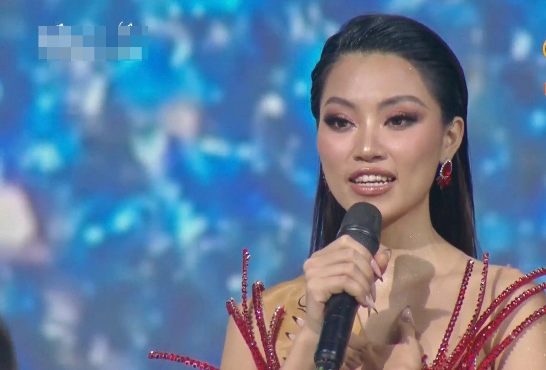 Đoàn Thuy Thủy trả ấp úng trong phần thi ứng xử. Ảnh: Chụp màn hình