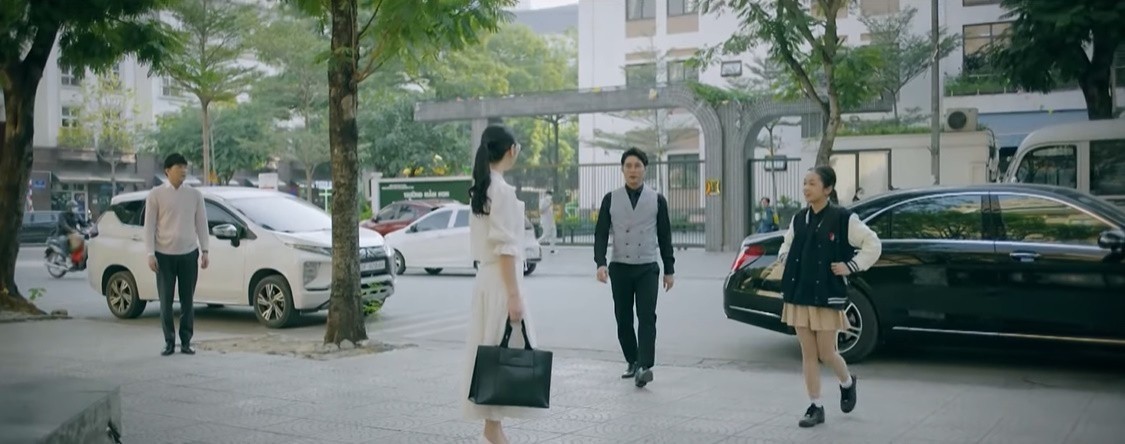 'Chúng ta của 8 năm sau' tập 34: Cô giáo Nguyệt được tổng tài 'thả thính', ông Quảng sắp tung bằng chứng để bảo vệ Dương - Ảnh 4