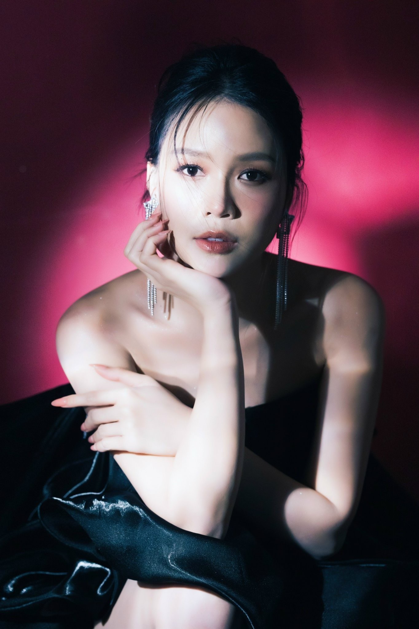 Nhan sắc rạng rỡ của Sam trong bộ ảnh mới đây. Ảnh: FBNV