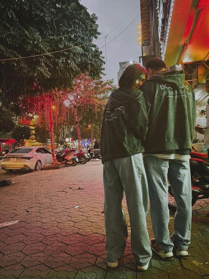 Diễn viên Hương Giang và bạn trai chụp ảnh từ phía sau. Ảnh: FBNV Diễn viên Hương Giang và bạn trai chụp ảnh từ phía sau. Ảnh: FBNV