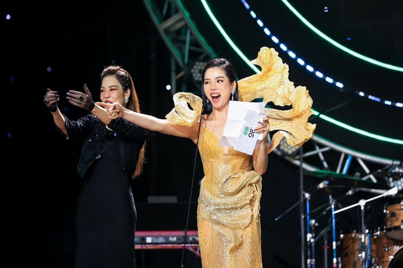 Lệ Quyên vướng tranh cãi khi đọc giải thưởng 'Ca khúc của năm'. Ảnh: FBNV