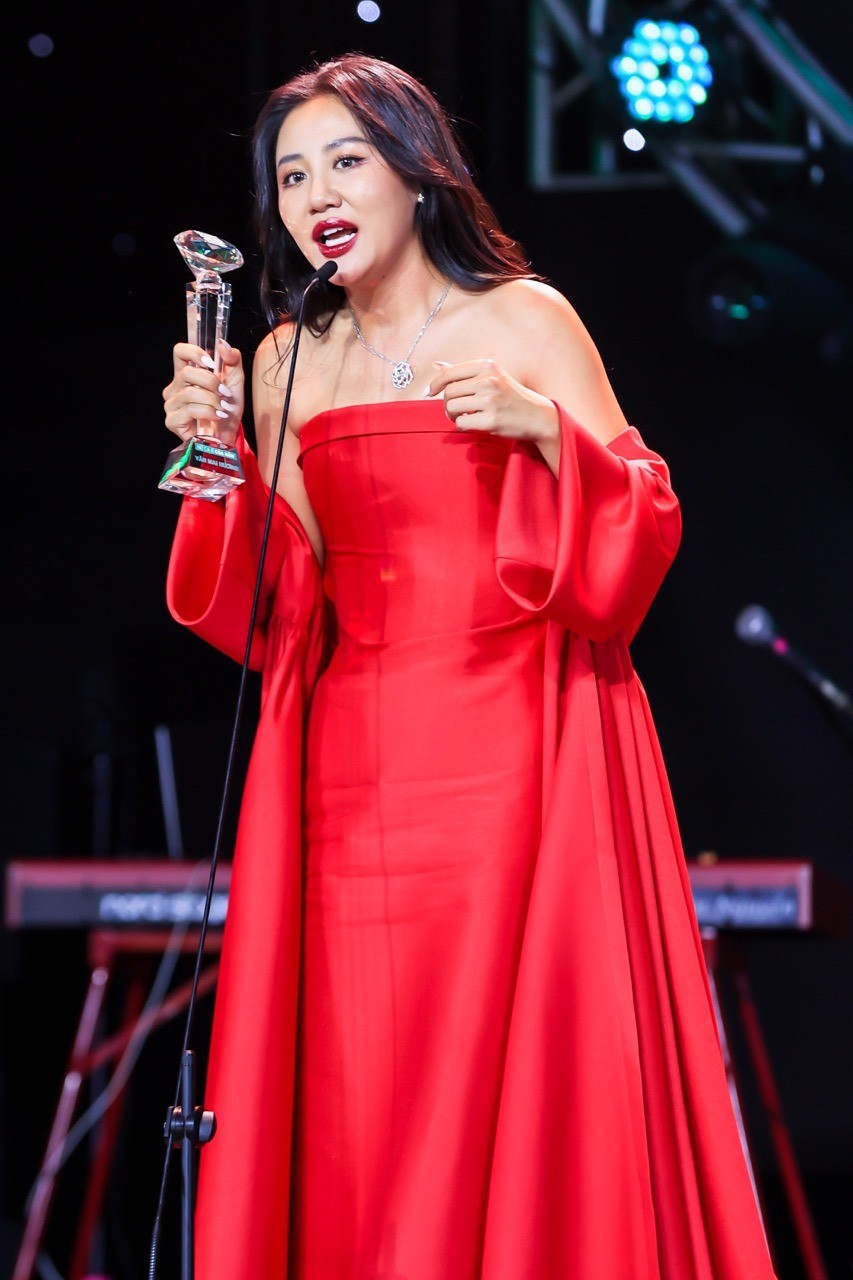Văn Mai Hương hạnh phúc lên nhận giải thưởng. Ảnh: BTC