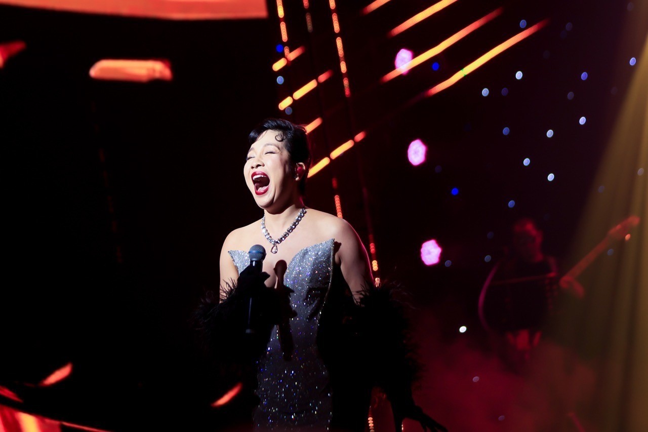 Diva Mỹ Linh biểu diễn trong chương trình. Ảnh: FBNV