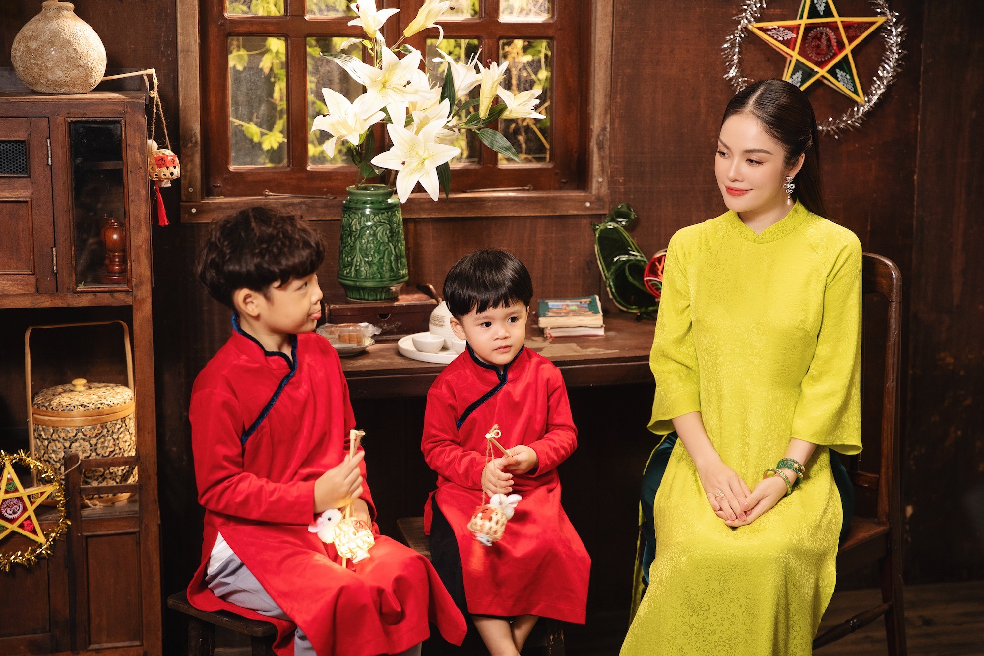 Dương Cẩm Lynh và 2 con. Ảnh: FBNV