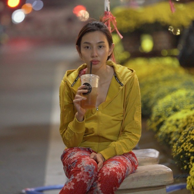 Thùy Tiên mượn đồ bộ của mẹ đi bán hoa Tết. Ảnh: Facebook Thùy Tiên. Thùy Tiên mượn đồ bộ của mẹ đi bán hoa Tết. Ảnh: Facebook Thùy Tiên.