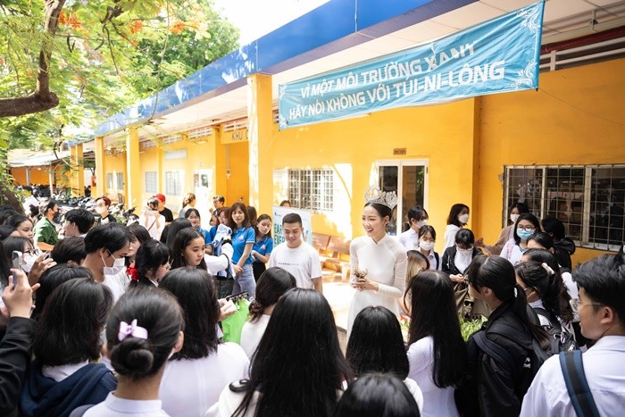 Hoa hậu Bảo Ngọc tham gia sự kiện tại một trường THPT trên địa bàn TP.HCM. Sau khi hoàn thành công việc, cô cùng ê-kíp mới vào chợ Bến Thành do khu vực chợ gần trường. Ảnh: FB Bảo Ngọc. Hoa hậu Bảo Ngọc tham gia sự kiện tại một trường THPT trên địa bàn TP.HCM. Sau khi hoàn thành công việc, cô cùng ê-kíp mới vào chợ Bến Thành do khu vực chợ gần trường. Ảnh: FB Bảo Ngọc.