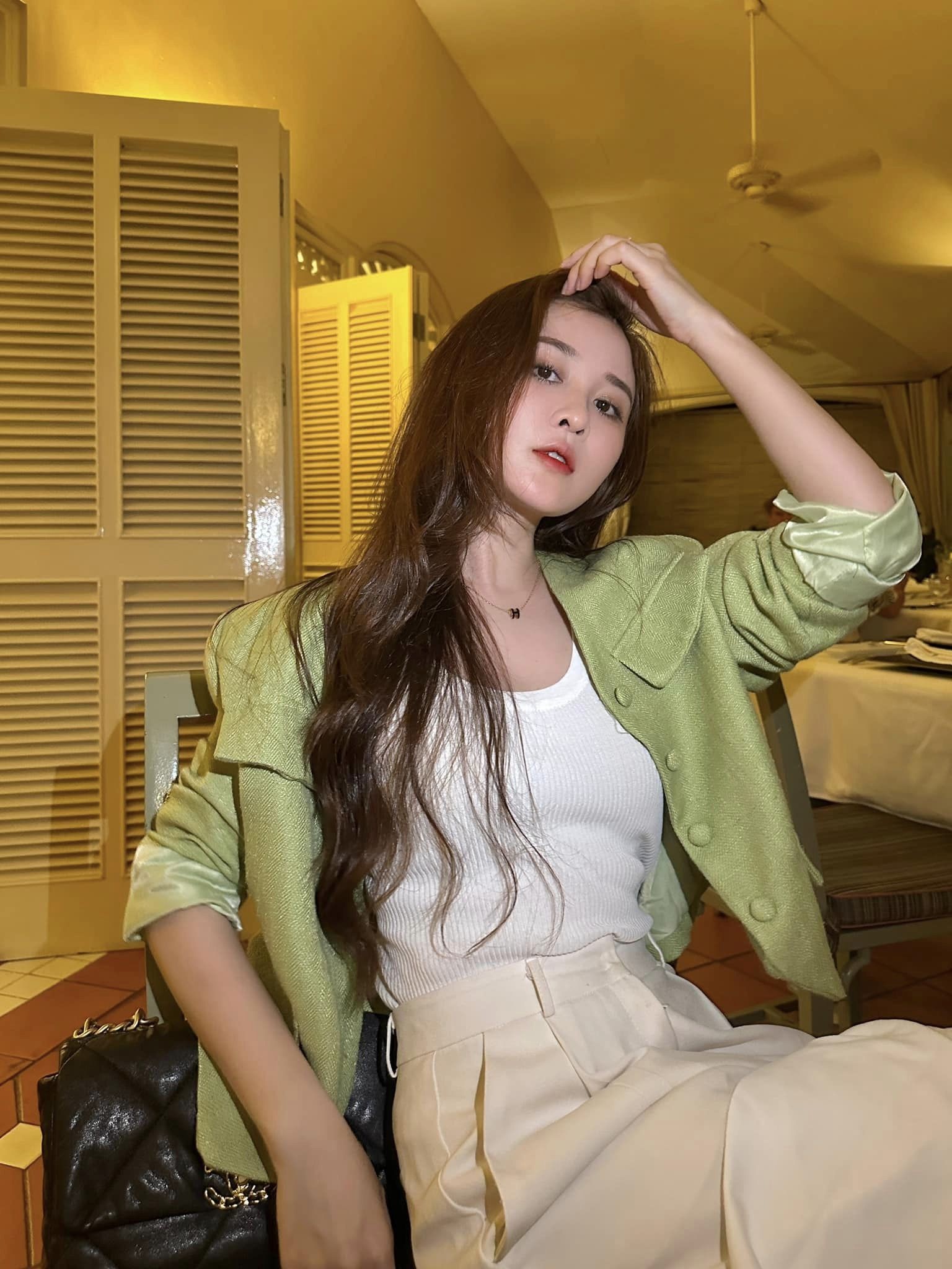 Mặc kín nhiều năm, hot girl nhóm hài FAPtv bất ngờ diện đồ hở bạo ở tuổi U40 khiến dân tình ngỡ ngàng vì quá trẻ đẹp 5 Mặc kín nhiều năm, hot girl nhóm hài FAPtv bất ngờ diện đồ hở bạo ở tuổi U40 khiến dân tình ngỡ ngàng vì quá trẻ đẹp 5