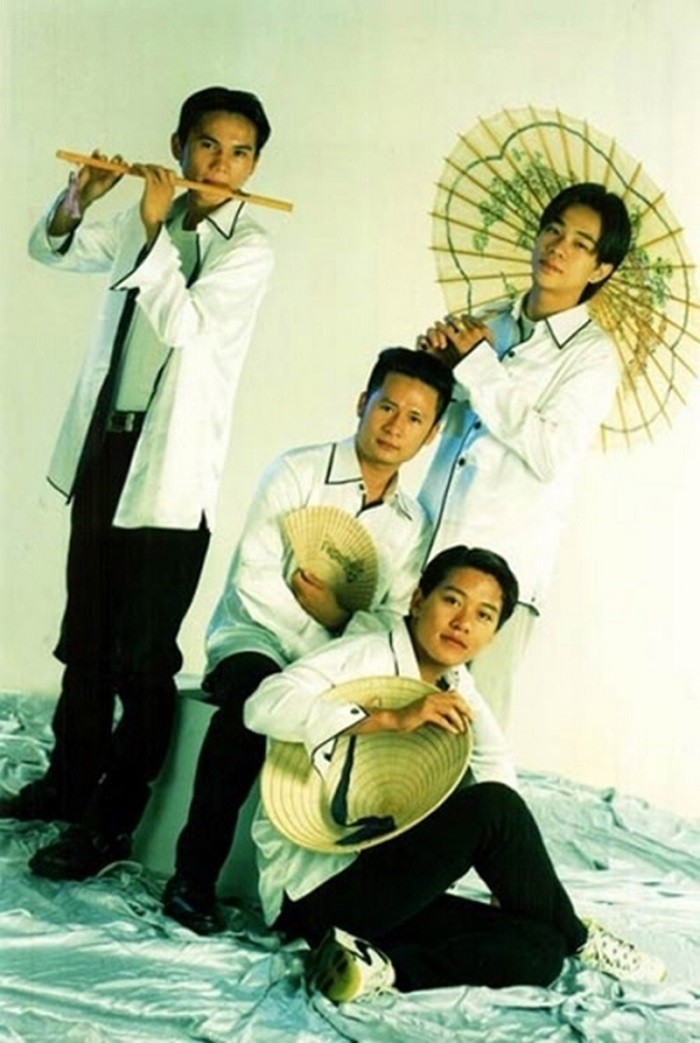 Tuấn Hưng (ngồi, tay cầm nón) trong bức ảnh chụp với nhóm Quả Dưa Hấu năm 1998. Ảnh: Internet. Tuấn Hưng (ngồi, tay cầm nón) trong bức ảnh chụp với nhóm Quả Dưa Hấu năm 1998. Ảnh: Internet.
