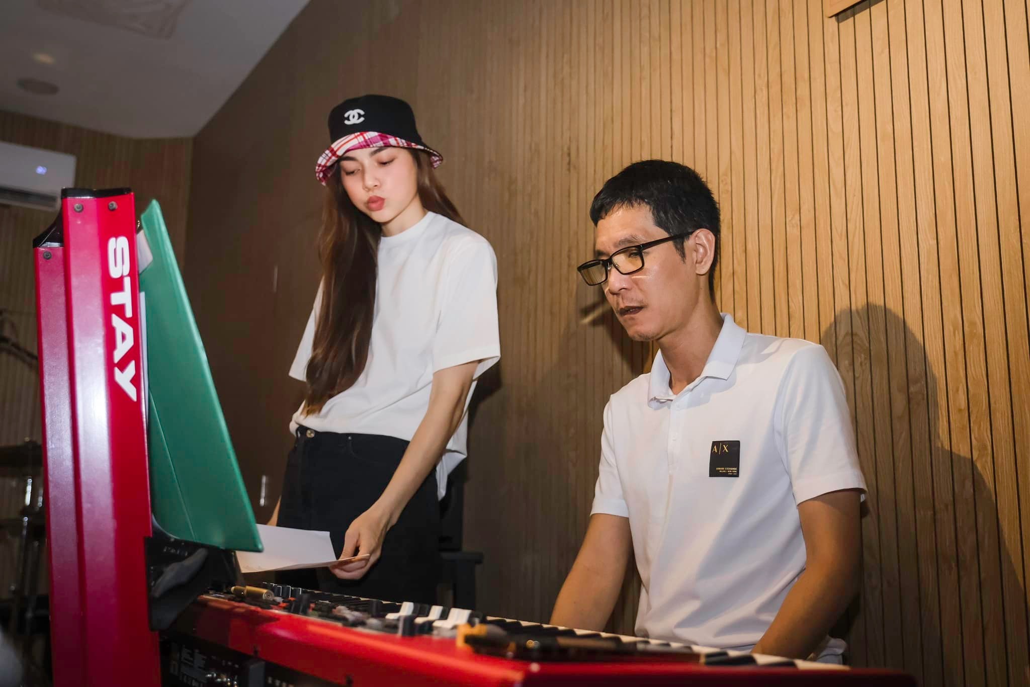 Hà Hồ tất bật tập nhạc để buổi biểu diễn tới đây tại Đà Nẵng diễn ra trọn vẹn nhất. Ảnh: FB Hồ Ngọc Hà.