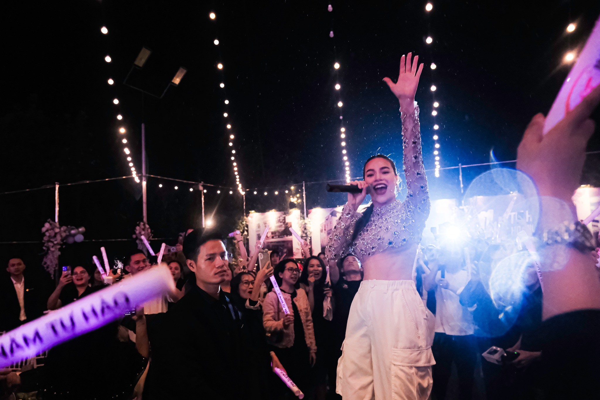 Hồ Ngọc Hà trong vòng vây của khán giả tại một buổi biểu diễn. Ảnh: FB Hồ Ngọc Hà.