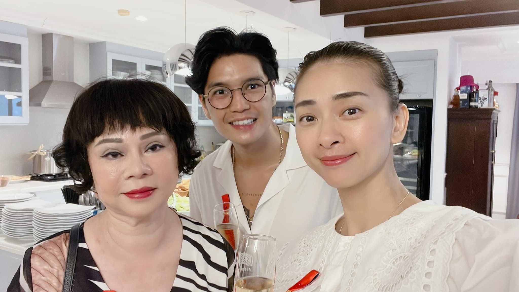 Ngô Thanh Vân cùng ông xã Huy Trần bên mẹ ruột của cô. Ảnh: FB Ngô Thanh Vân.
