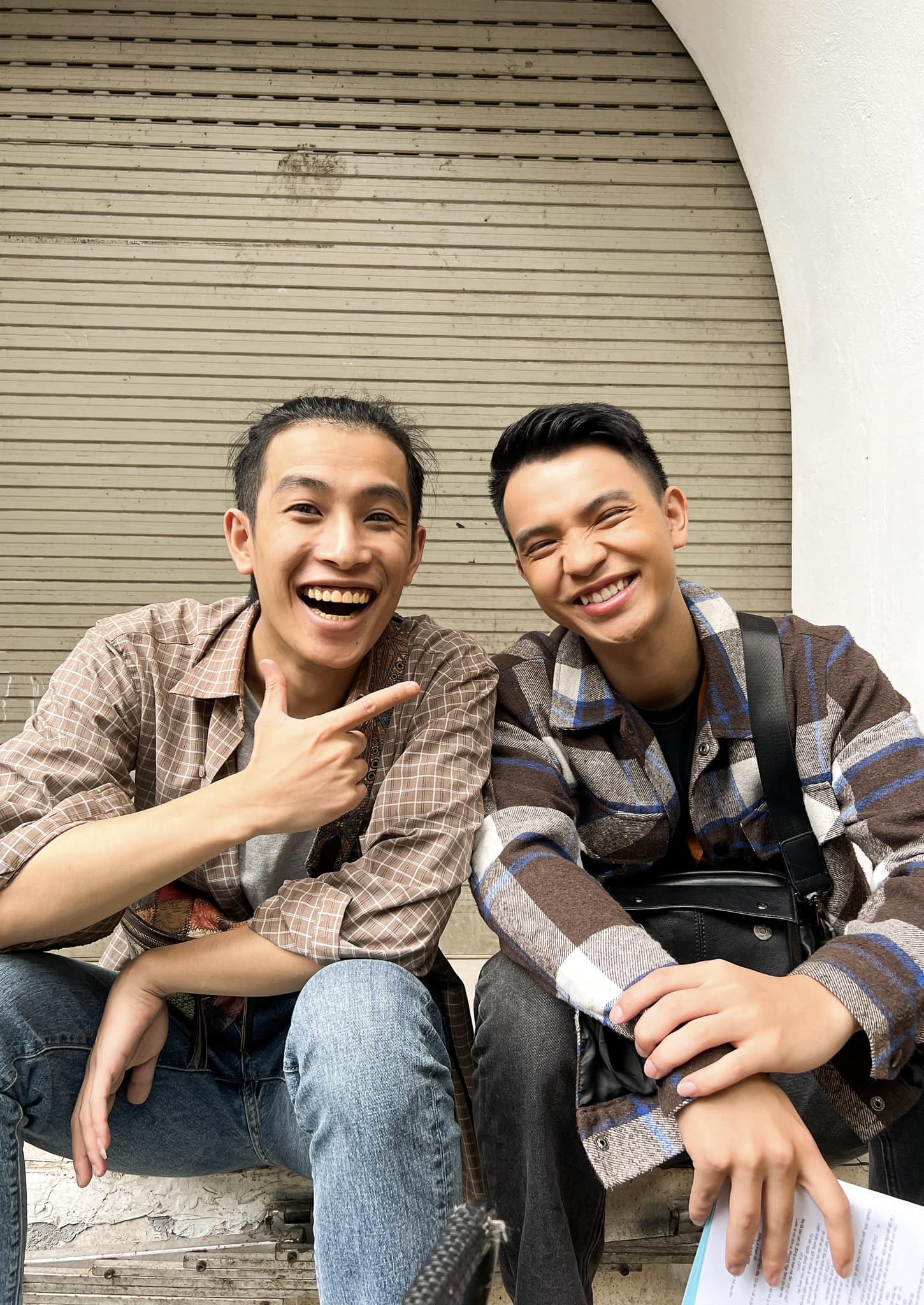 Thạch (Việt Hoàng) khoe ảnh cùng Bát (Phạm Tuấn Anh) - cậu em 'báo đời' của Luyến. Ảnh: Trần Việt Hoàng.