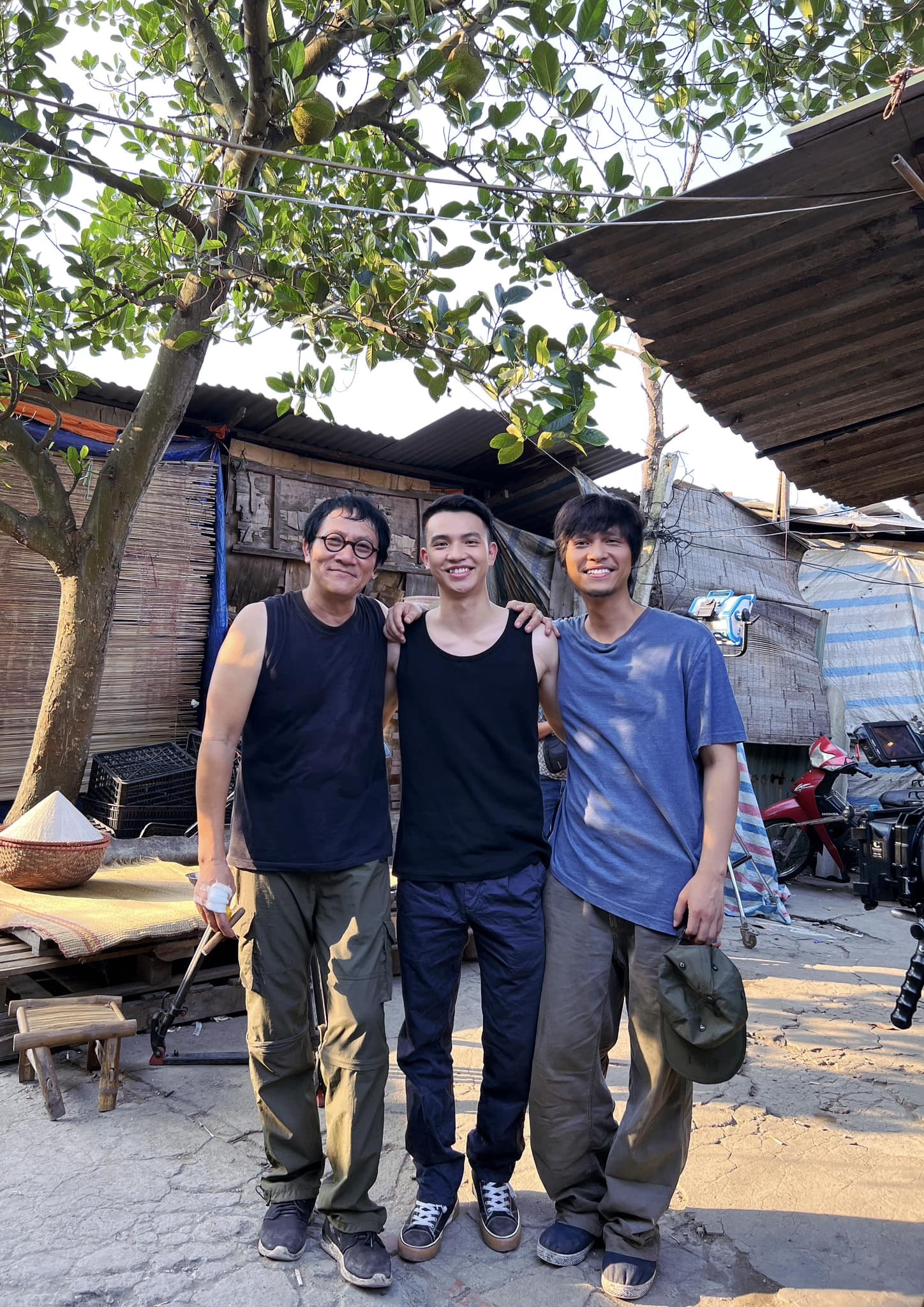 Trần Việt Hoàng khoe ảnh chụp chung với nghệ sĩ Hoàng Hải, Tô Dũng ở hậu trường. Ảnh: Trần Việt Hoàng