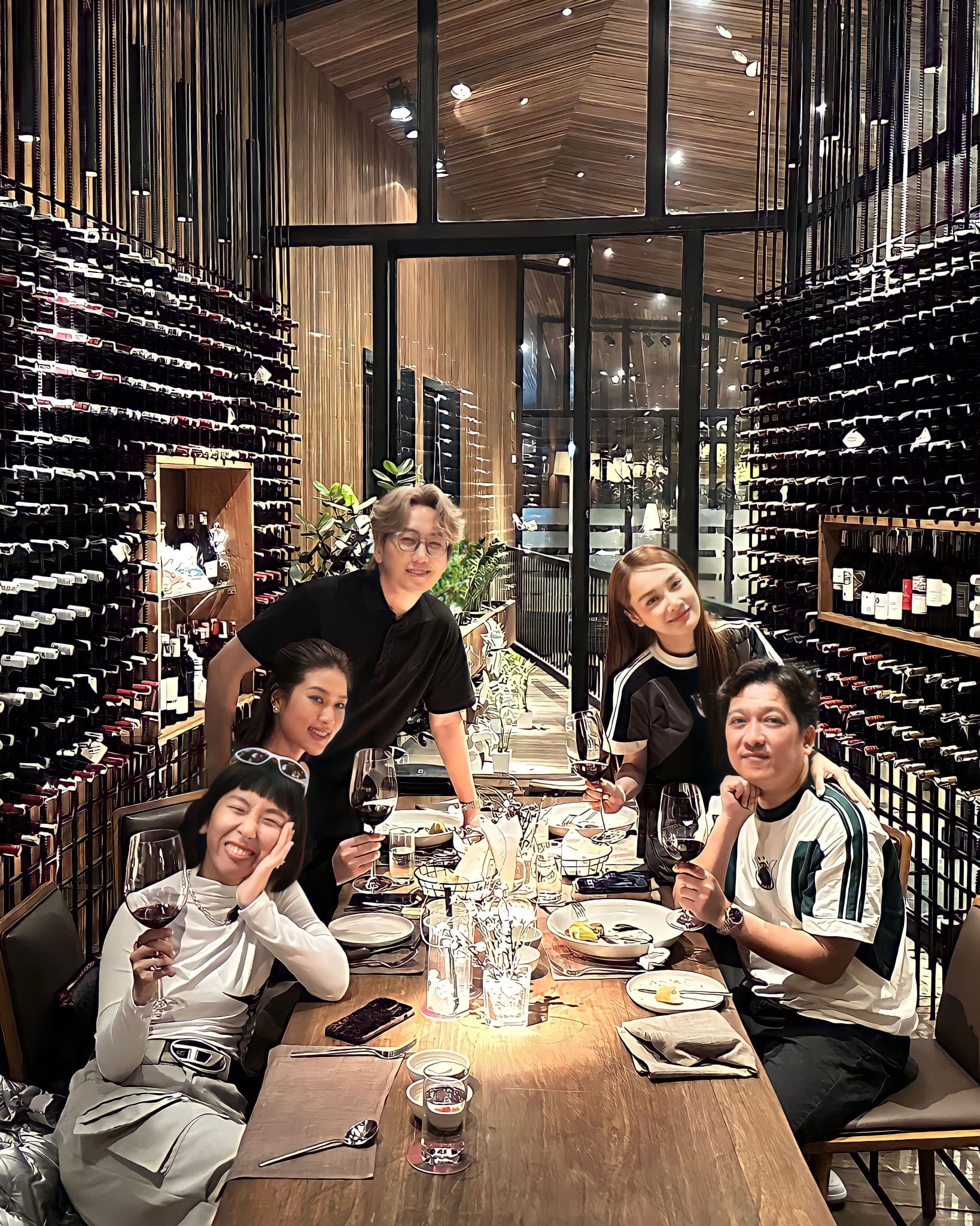 Phát La khoe ảnh đi ăn chung cùng Trường Giang - Nhã Phương, Hoa hậu Thiên Ân và Trang Hý. Ảnh: FB Phát La.