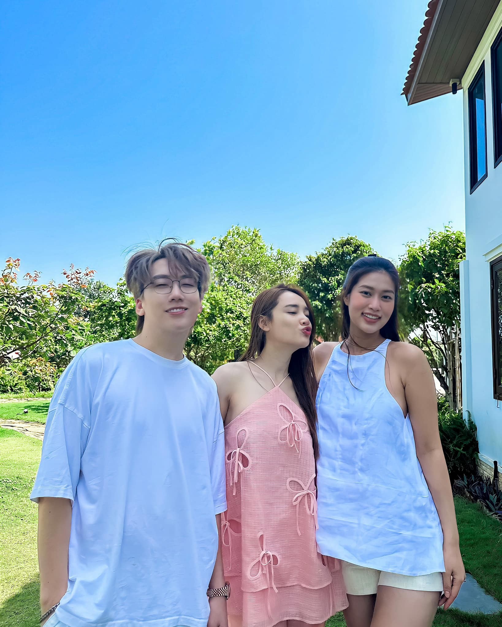 Phát La có mối quan hệ rất thân thiết với vợ chồng Trường Giang. Bức ảnh anh chụp cùng Nhã Phương và Thiên Ân cũng gây sốt mạng xã hội. Ảnh: FB Phát La.