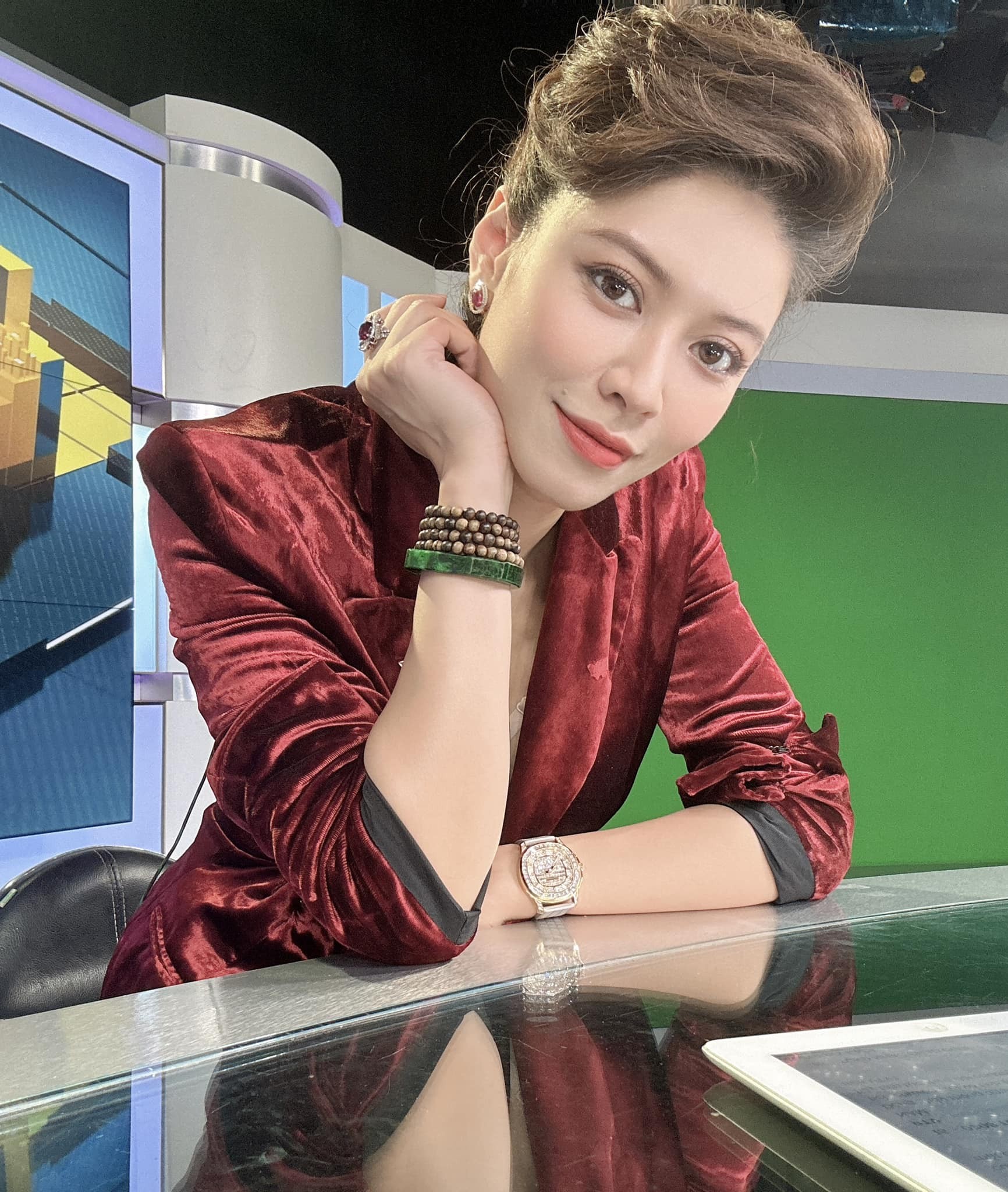 Ngọc Trinh là BTV lĩnh vực tài chính, tiền tệ nổi tiếng. Ảnh: FB Dương Ngọc Trinh.