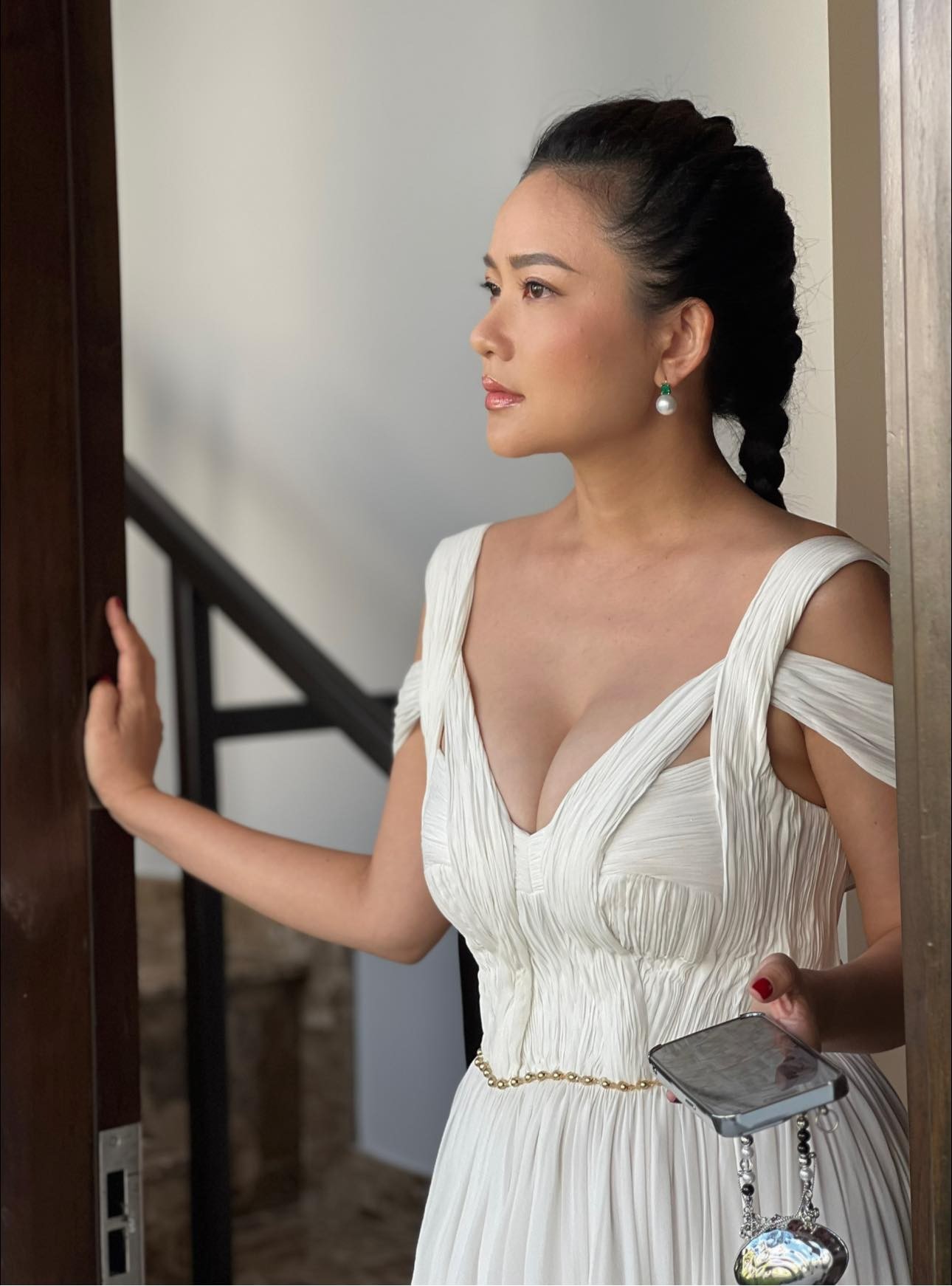 Cựu mẫu làm vợ thứ 4 đại gia hơn 26 tuổi khoe vòng 1 'trĩu nặng' qua ống kính của ông xã nhận cơn mưa lời khen 2 Cựu mẫu làm vợ thứ 4 đại gia hơn 26 tuổi khoe vòng 1 'trĩu nặng' qua ống kính của ông xã nhận cơn mưa lời khen 2