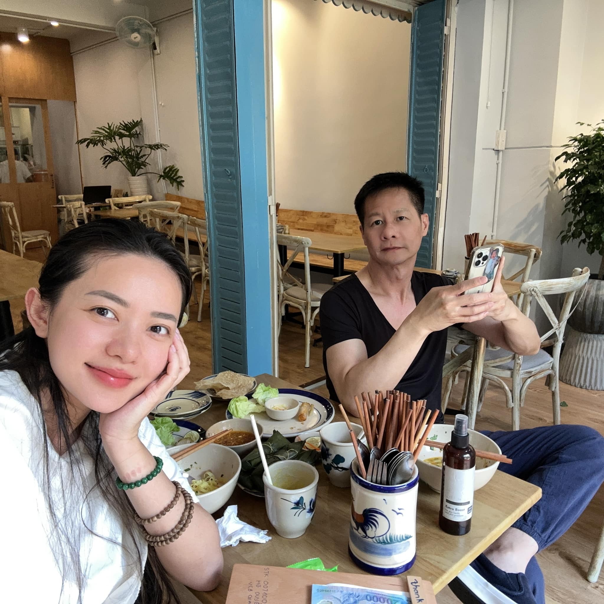 Cựu mẫu làm vợ thứ 4 đại gia hơn 26 tuổi khoe vòng 1 'trĩu nặng' qua ống kính của ông xã nhận cơn mưa lời khen 5 Cựu mẫu làm vợ thứ 4 đại gia hơn 26 tuổi khoe vòng 1 'trĩu nặng' qua ống kính của ông xã nhận cơn mưa lời khen 5
