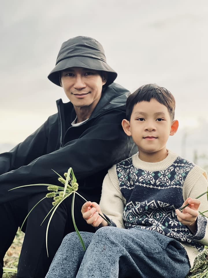 Lý Hải bên cậu út Mio ở trang trại của gia đình tại Đà Lạt. Ảnh: FB Lý Hải Minh Hà. Lý Hải bên cậu út Mio ở trang trại của gia đình tại Đà Lạt. Ảnh: FB Lý Hải Minh Hà.