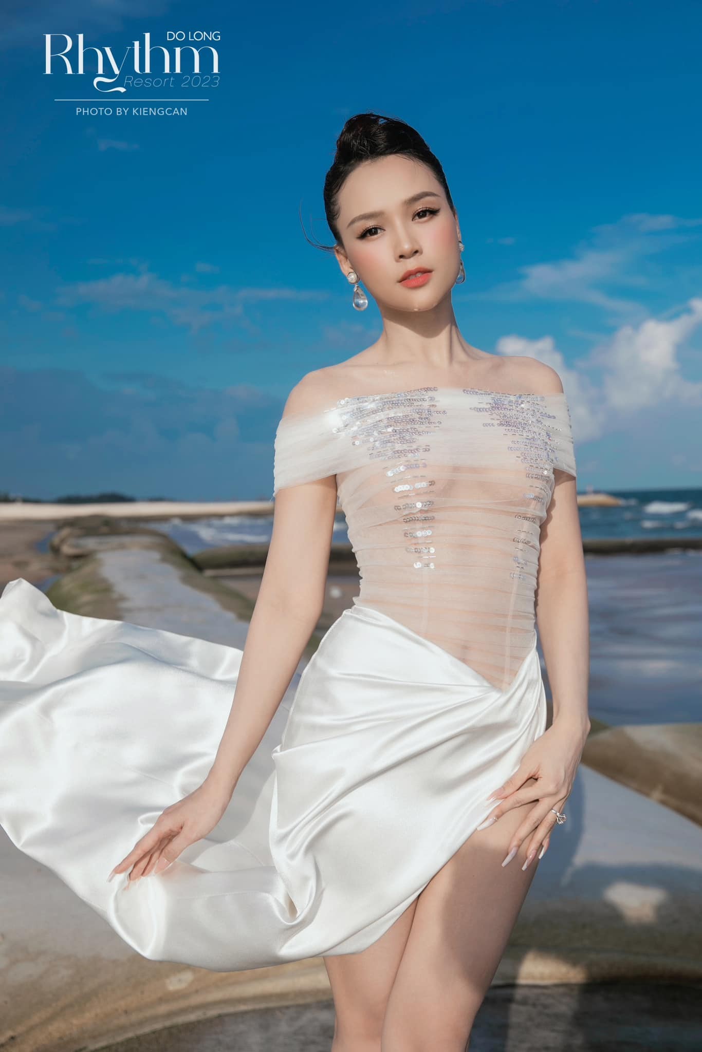 Sam đập tan tin đồn mang thai khi diện trang phục khoe khéo vòng eo con kiến. Ảnh: FB Sam. Sam đập tan tin đồn mang thai khi diện trang phục khoe khéo vòng eo con kiến. Ảnh: FB Sam.