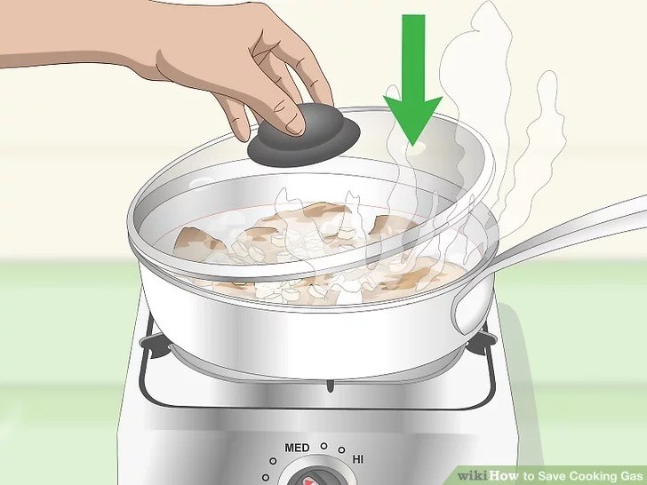 Đậy nắp nồi, chảo khi nấu để tiết kiệm gas. Ảnh: wikihow Đậy nắp nồi, chảo khi nấu để tiết kiệm gas. Ảnh: wikihow