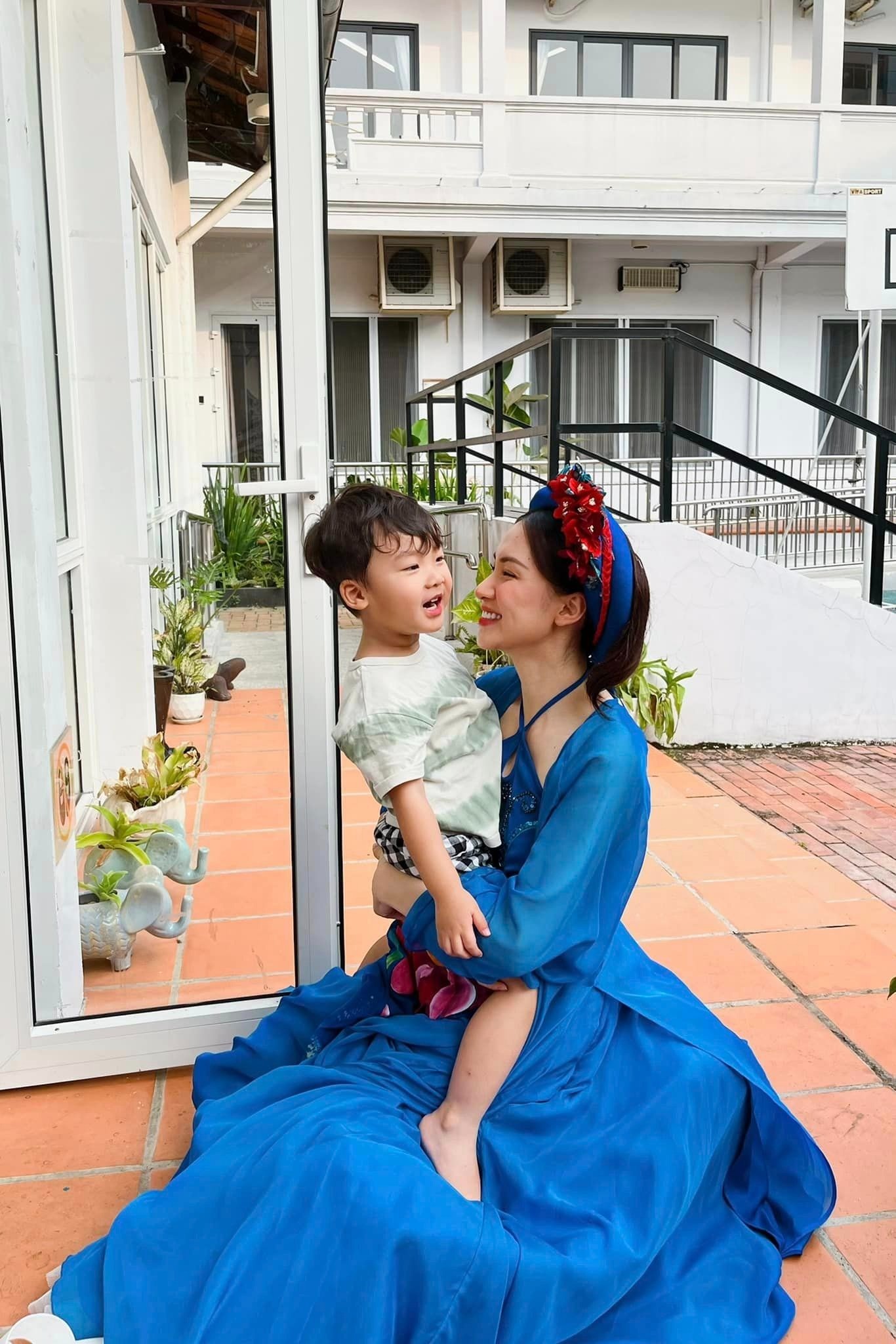 Hòa Minzy và con trai. Ảnh: FB Hòa Nguyễn.
