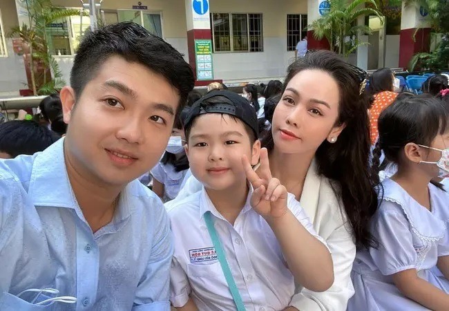 Diễn viên 8X và chồng cũ trong buổi tổng kết năm học 2022 của bé Tin. Ảnh: FB Nhật Kim Anh Diễn viên 8X và chồng cũ trong buổi tổng kết năm học 2022 của bé Tin. Ảnh: FB Nhật Kim Anh
