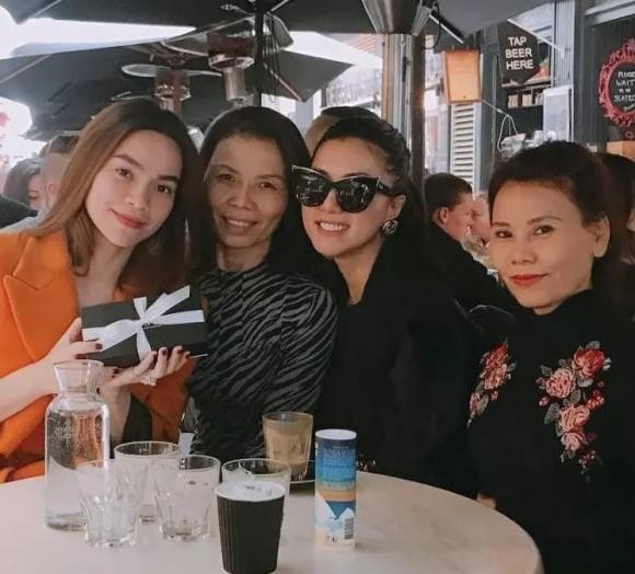 Bức ảnh hiếm hoi mà 'nữ hoàng giải trí' chụp cùng Tiên Paris (thứ ba từ trái sang) năm 2007. Ảnh: Internet. Bức ảnh hiếm hoi mà 'nữ hoàng giải trí' chụp cùng Tiên Paris (thứ ba từ trái sang) năm 2007. Ảnh: Internet.