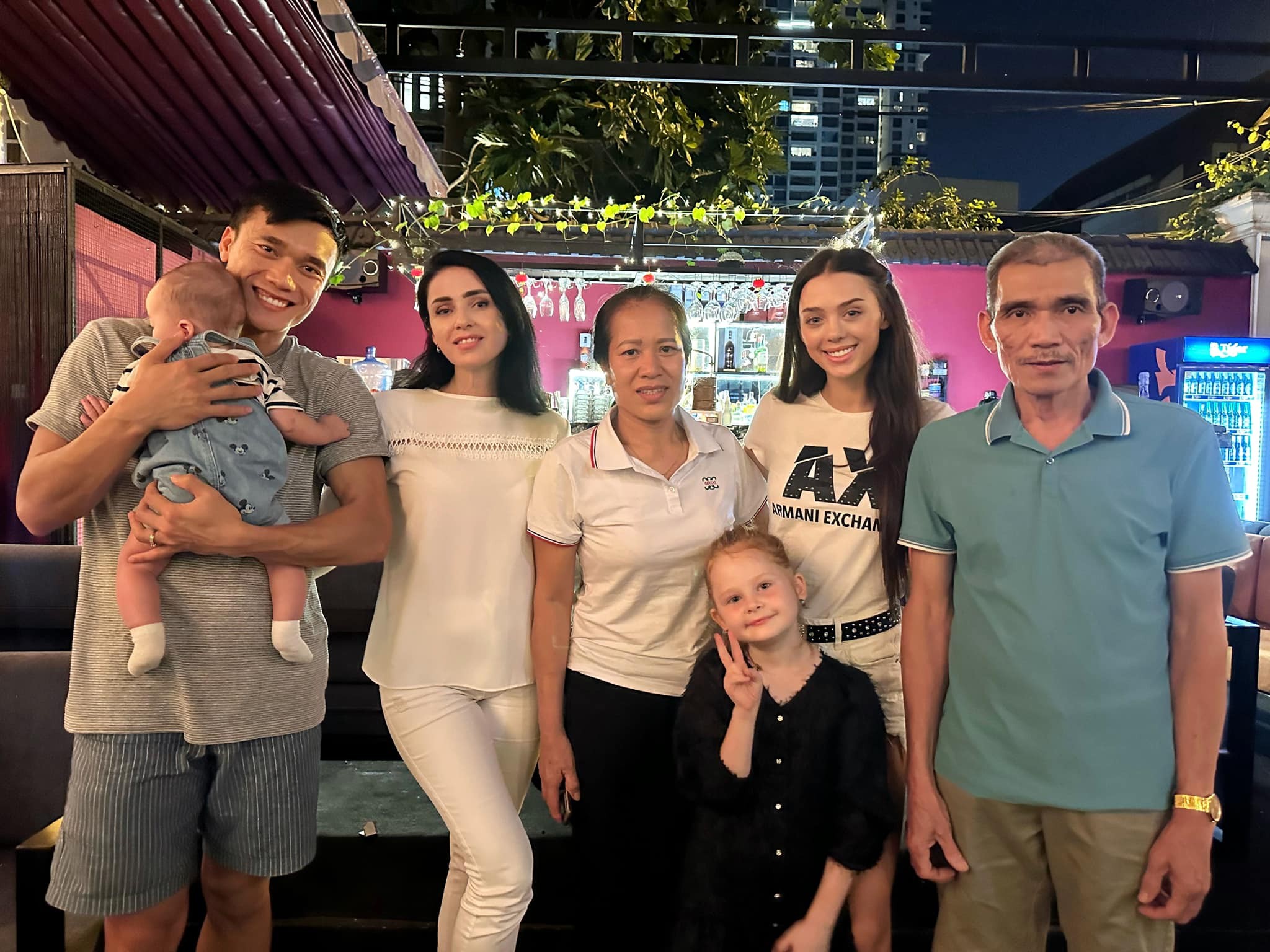 Bùi Tiến Dũng khoe ảnh gia đình. (Từ trái qua phải: Bùi Tiến Dũng, mẹ vợ, mẹ đẻ, bà xã Dianka, bố đẻ. Nhóc tỳ mặc áo đen là em vợ của thủ môn xứ Thanh). Ảnh: FB Bùi Tiến Dũng.