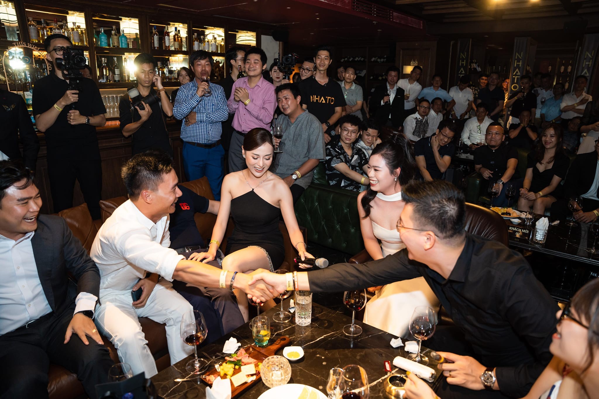 Phương Oanh ngồi nói chuyện với những doanh nhân, người bạn thân thiết của bạn trai. Ảnh: FB Nguyễn Hòa Bình.