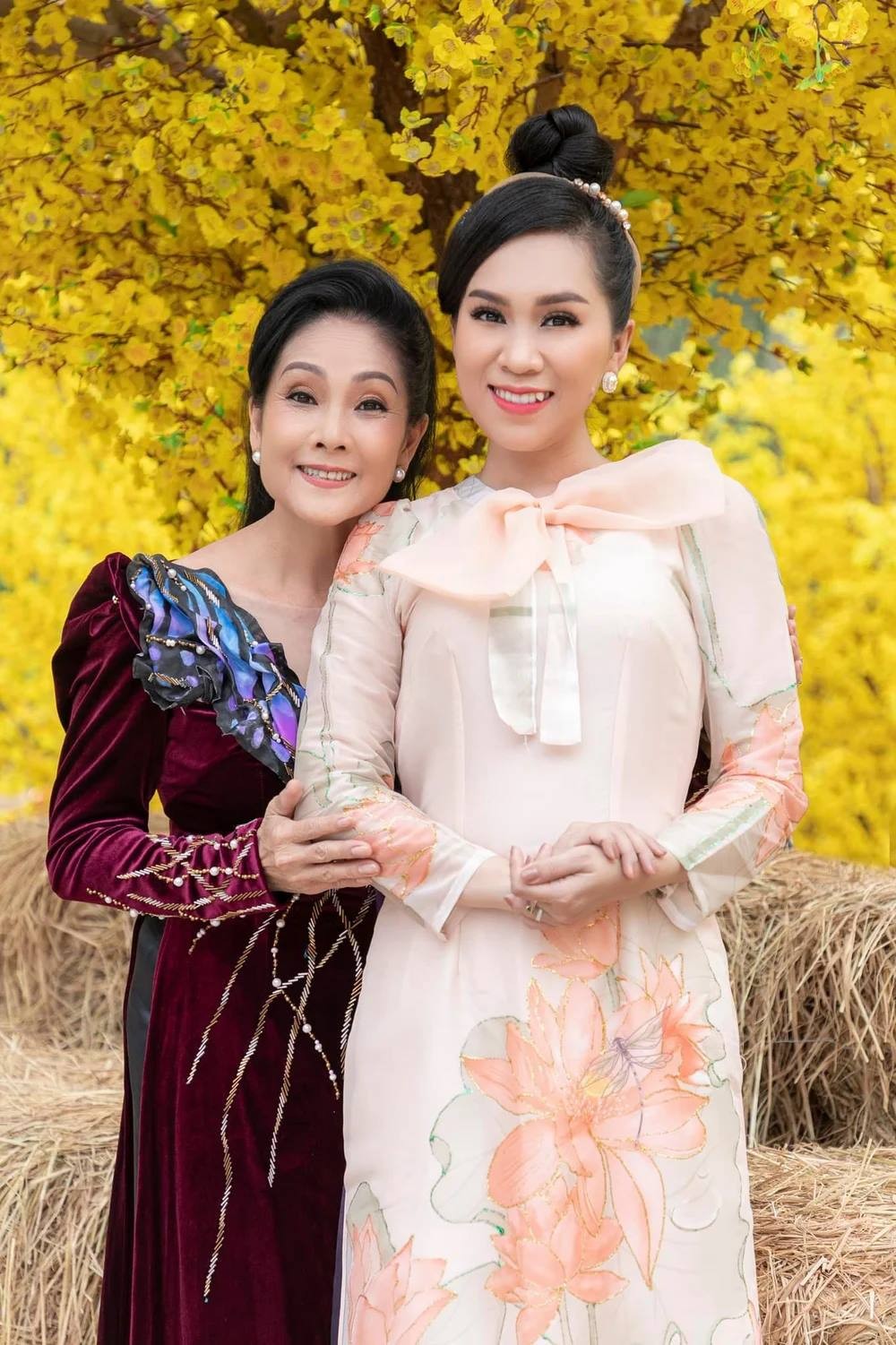 Hai mẹ con Hồng Phượng - Hồng Nhung bị khán giả chỉ trích. Ảnh: Internet.