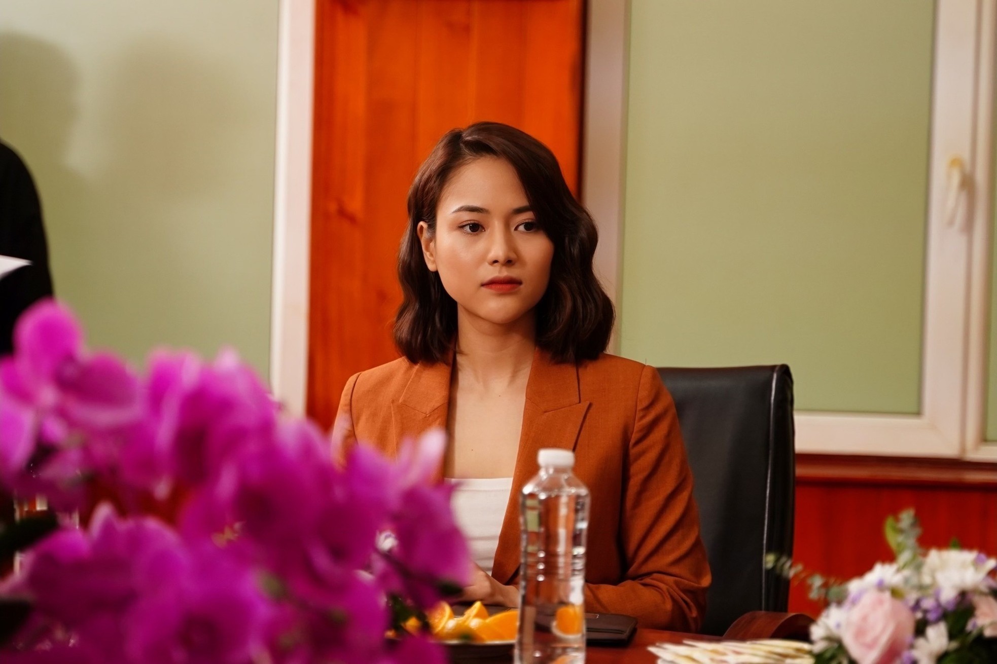 Tạo hình vai thư ký của Việt Hoa trong phim. Ảnh: Internet.