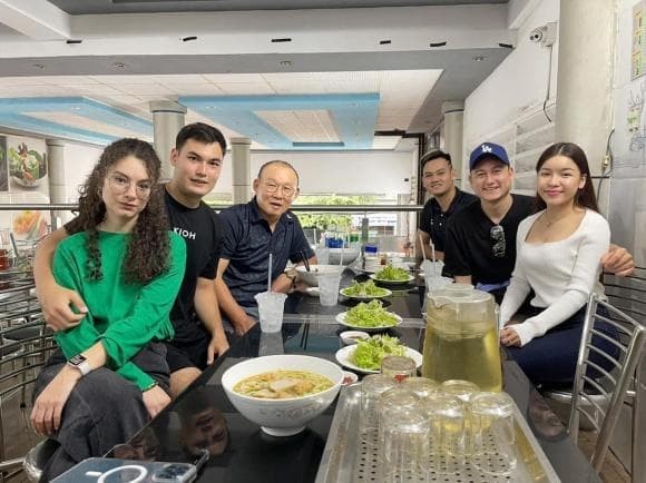 Thủ môn Đặng Văn Lâm thỉnh thoảng đưa bạn gái đi ăn cùng bạn bè, HLV. Ảnh: Internet. Thủ môn Đặng Văn Lâm thỉnh thoảng đưa bạn gái đi ăn cùng bạn bè, HLV. Ảnh: Internet.