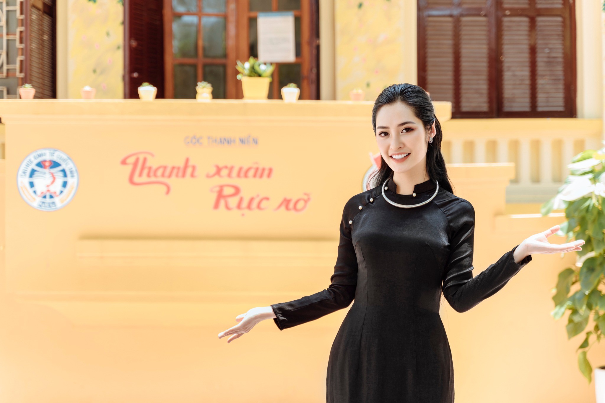 Hoa hậu Nông Thúy Hằng khoe bằng tốt nghiệp Đại học loại giỏi, đập tan tin đồn về học vấn - Ảnh 1