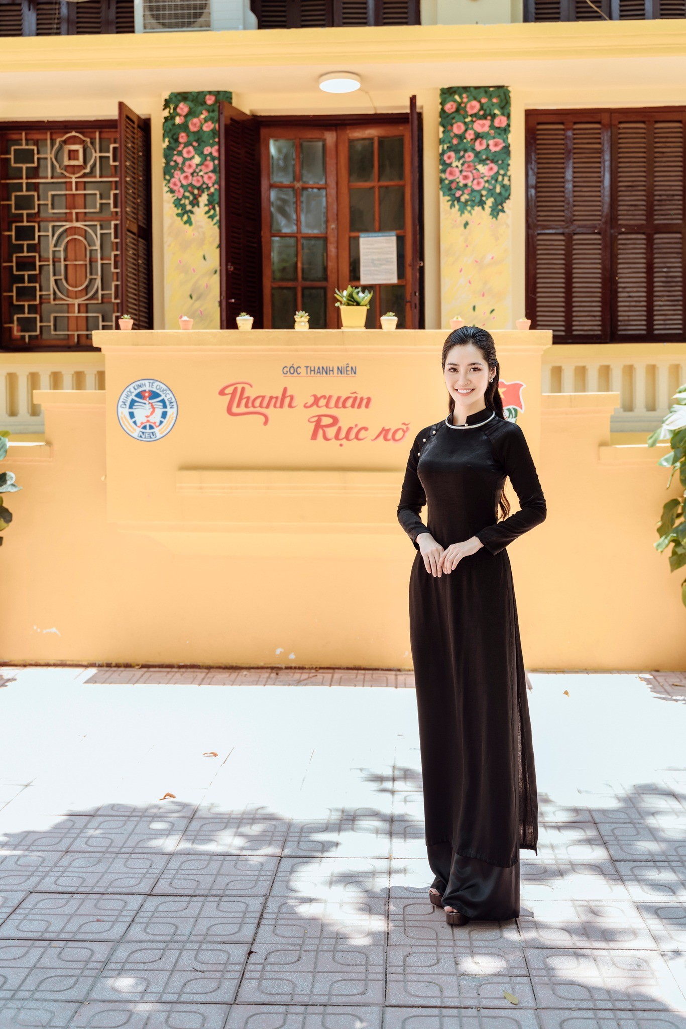 Nông Thúy Hằng diện áo dài dân tộc Tày check-in ở trường Đại học. Ảnh: FB Nông Thúy Hằng.