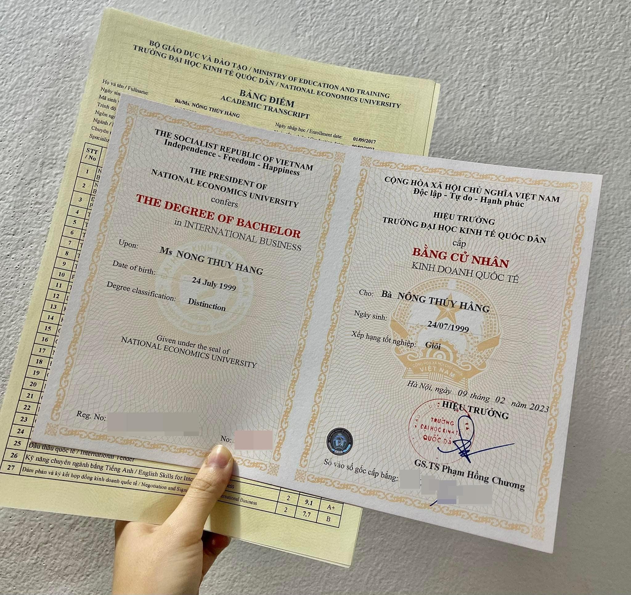 Hoa hậu các Dân tộc Việt Nam 2022 khoe tấm bằng tốt nghiệp loại Giỏi. Ảnh: FB Nông Thúy Hằng