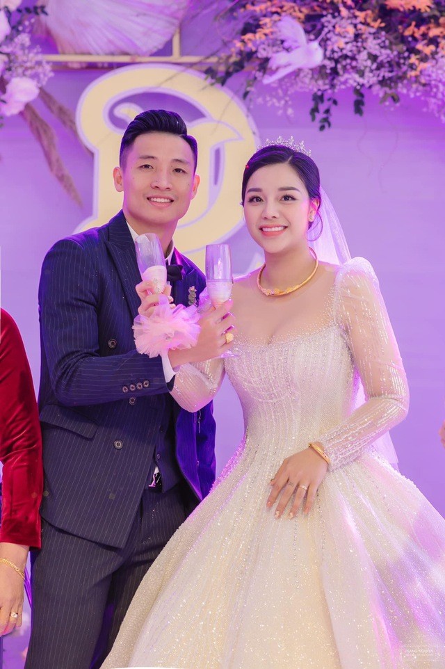  Hiện, chuyện tình cảm của vợ chồng Bùi Tiến Dũng vẫn là tâm điểm chú ý của người hâm mộ. Ảnh: Internet. Hiện, chuyện tình cảm của vợ chồng Bùi Tiến Dũng vẫn là tâm điểm chú ý của người hâm mộ. Ảnh: Internet.