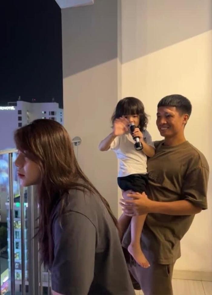 Trong lúc Khánh Linh đang đăm chiêu ngắm nhìn phong cảnh thành phố, Bùi Tiến Dũng nhìn bà xã với ánh mắt trìu mến. Ảnh: Internet. Trong lúc Khánh Linh đang đăm chiêu ngắm nhìn phong cảnh thành phố, Bùi Tiến Dũng nhìn bà xã với ánh mắt trìu mến. Ảnh: Internet.