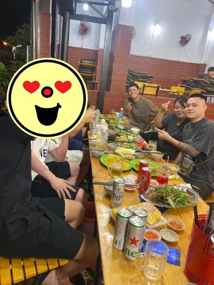 Hai vợ chồng Bùi Tiến Dũng - Khánh Linh đi ăn nhậu cùng bạn bè sau trận đấu. Bà xã Bùi Tiến Dũng tạo dáng chụp ảnh vô cùng vui vẻ. Ảnh: Internet. Hai vợ chồng Bùi Tiến Dũng - Khánh Linh đi ăn nhậu cùng bạn bè sau trận đấu. Bà xã Bùi Tiến Dũng tạo dáng chụp ảnh vô cùng vui vẻ. Ảnh: Internet.
