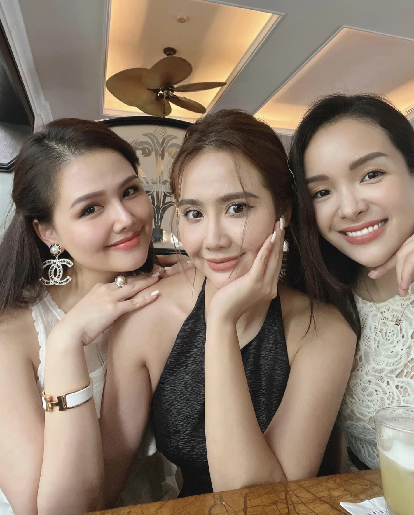 Phanh Lee (ngoài cùng bên trái), Huyền Lizzie (ở giữa). Ảnh:FB Phanh Lee.