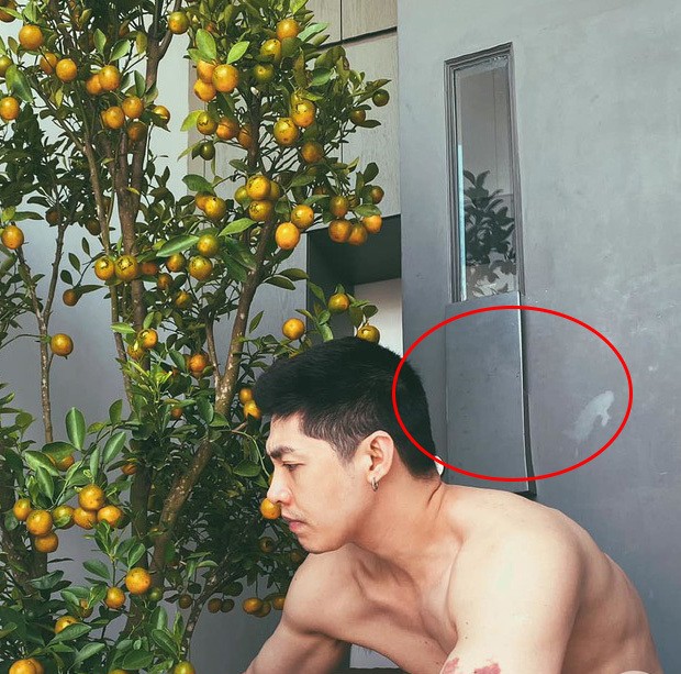 Trong ảnh cởi trần khoe body bê chậu quất, nhiều fan cũng phát hiện bức tường phía sau nam ca sĩ 'méo mó' bất thường. Ảnh: FB Noo Phước Thịnh. Trong ảnh cởi trần khoe body bê chậu quất, nhiều fan cũng phát hiện bức tường phía sau nam ca sĩ 'méo mó' bất thường. Ảnh: FB Noo Phước Thịnh.