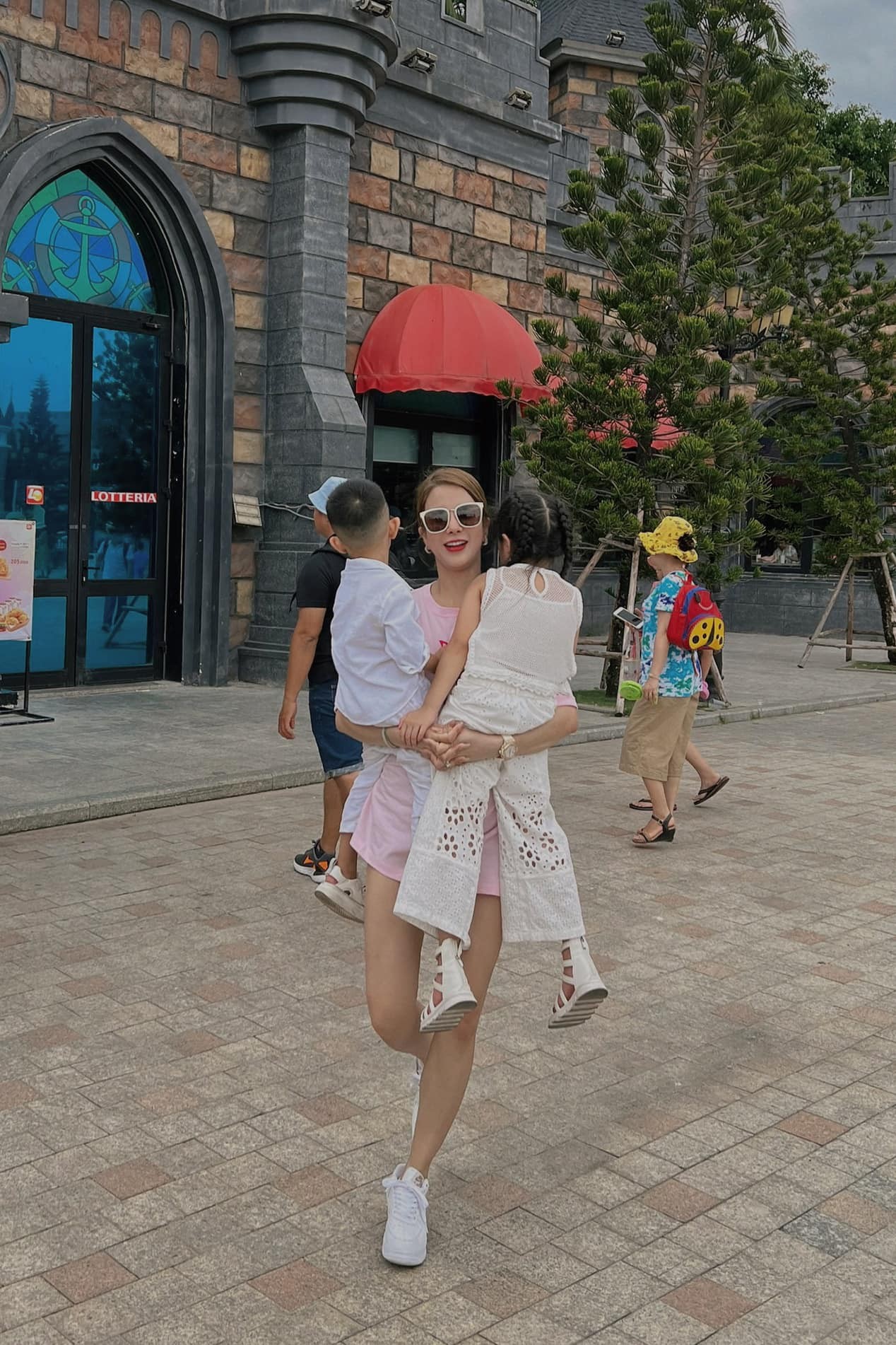 Hình ảnh Diệp Lâm Anh bế cả hai nhóc tỳ khiến nhiều người cảm động. Ảnh: FB Diệp Lâm Anh. Hình ảnh Diệp Lâm Anh bế cả hai nhóc tỳ khiến nhiều người cảm động. Ảnh: FB Diệp Lâm Anh.
