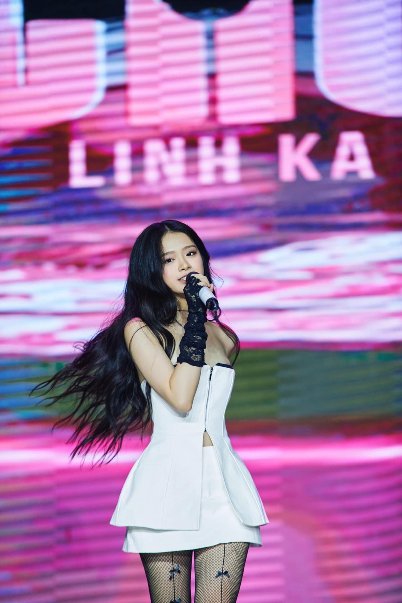 Hình ảnh trong đêm nhạc được cô nàng chia sẻ trên mạng xã hội. Ảnh: FB Linh Ka. Hình ảnh trong đêm nhạc được cô nàng chia sẻ trên mạng xã hội. Ảnh: FB Linh Ka.