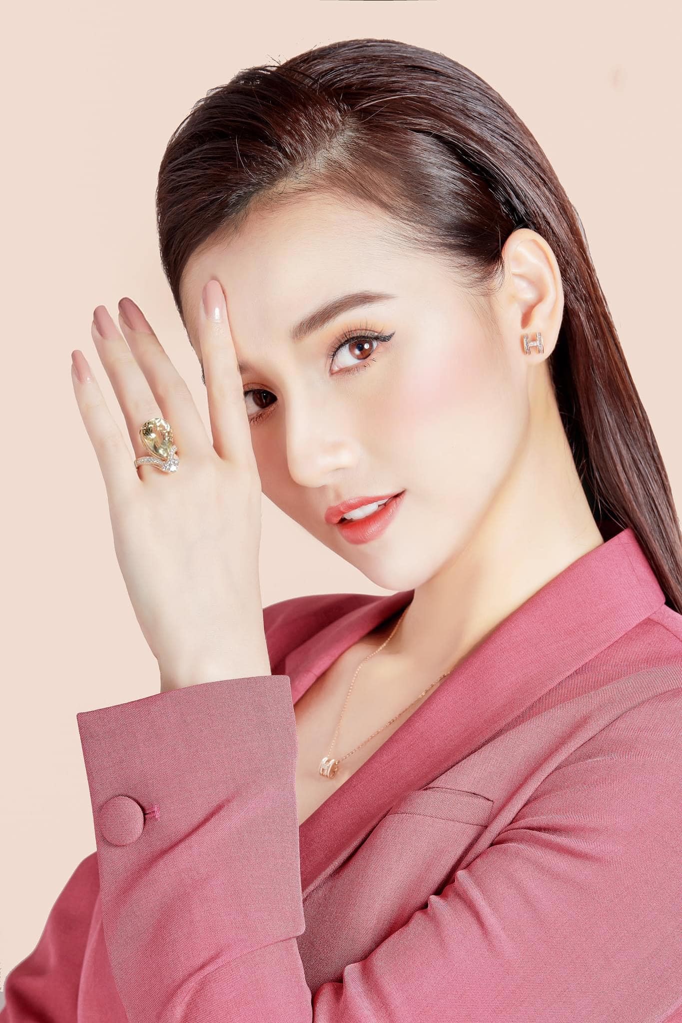 Lã Thanh Huyền là Chủ tịch một công ty kim cương nổi tiếng. Ảnh FB Lã Thanh Huyền.