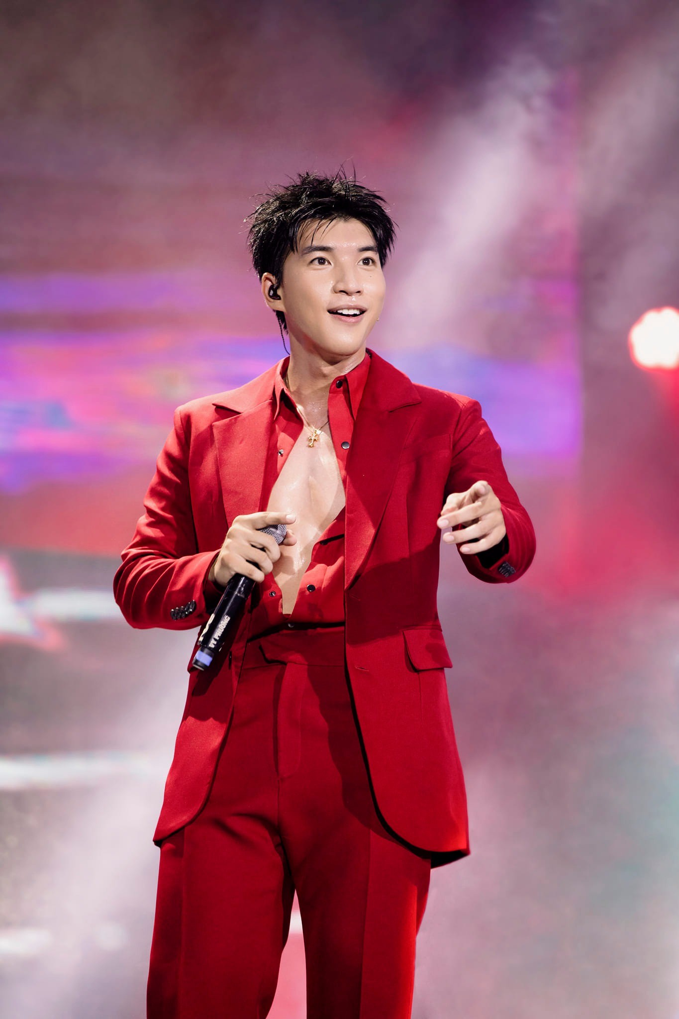 HIEUTHUHAI trên sân khấu. Ảnh: FB HIEUTHUHAI.