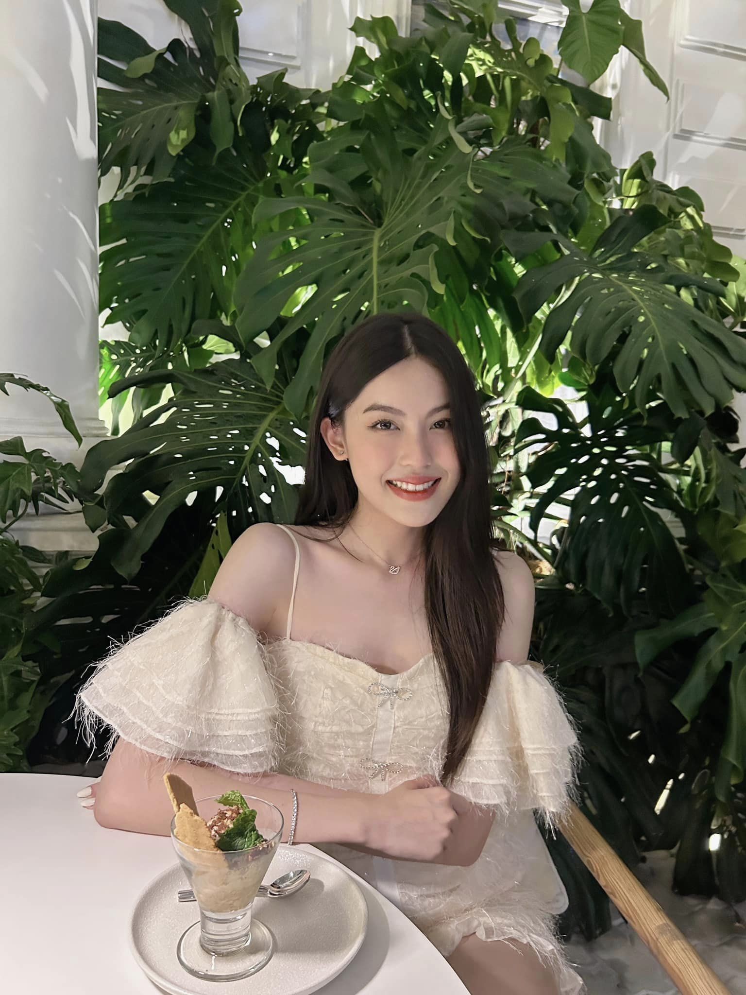 Danh tính cô gái được HIEUTHUHAI gọi là 'em yêu', tặng hoa và bánh chúc mừng sinh nhật - Ảnh 2