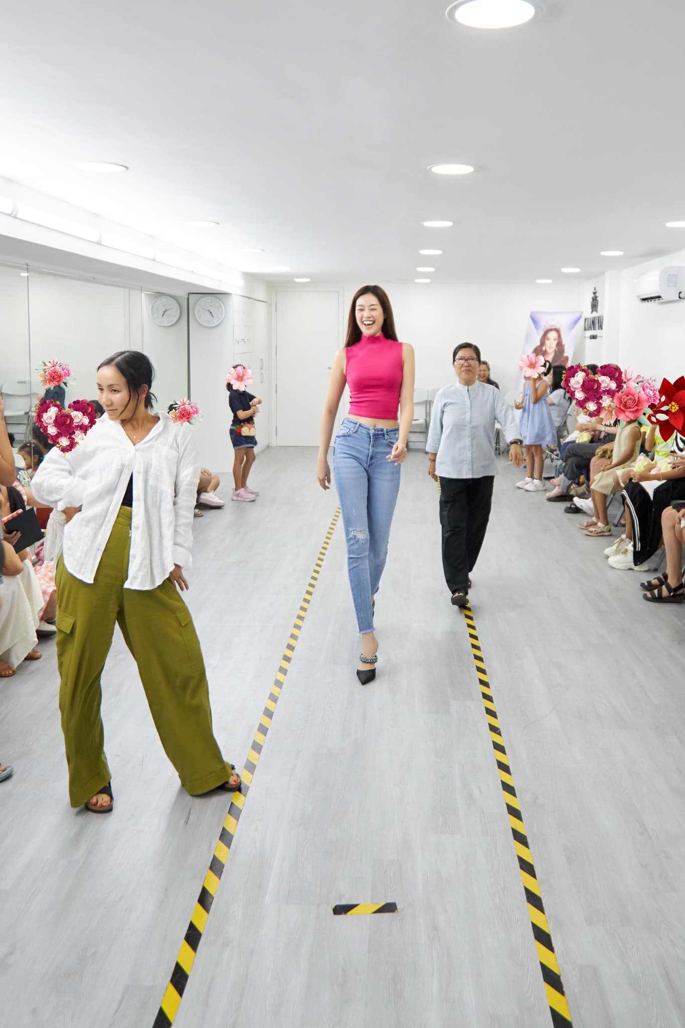 Người đẹp 9X dạy catwalk tại trung tâm do cô điều hành. Ảnh: FB Nguyễn Trần Khánh Vân.
